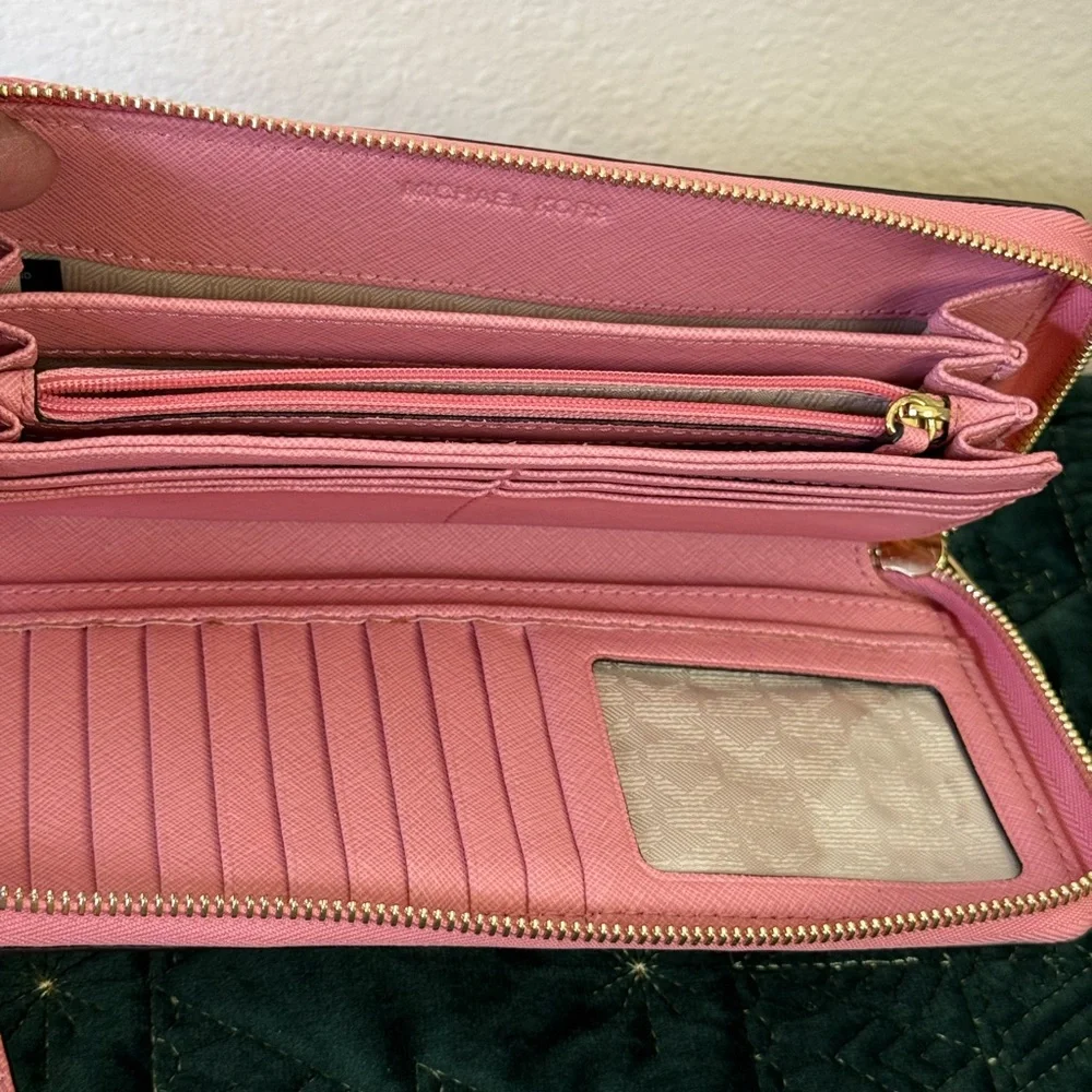 BARELY USED…… MICHAEL KORS JET SET PINK MEDIUM TOTE w/MATCHINGVWALLET - Picture 12 of 12